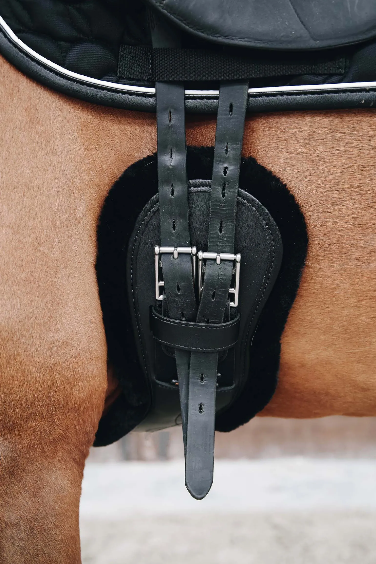 Kentucky Horsewear anatomisk gjordovertrekk i saueskinn til kort gjord