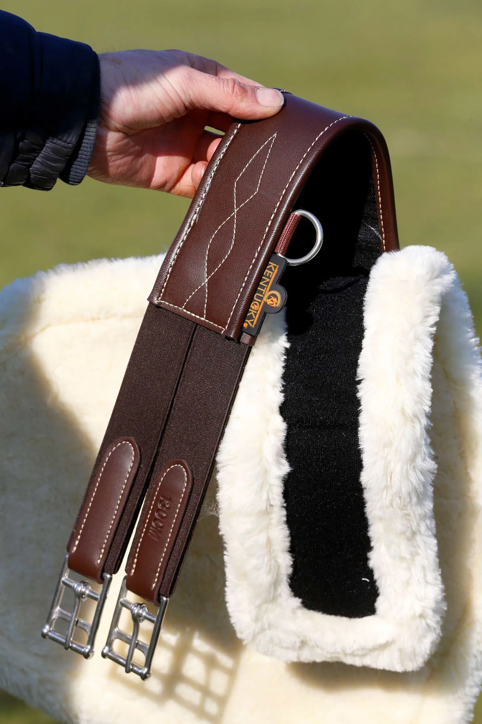 Kentucky Horsewear saueskinn til gjord med mageplate